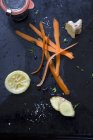Кожура моркови на черной поверхности — стоковое фото