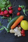 Un arreglo de verduras con jengibre y limón - foto de stock