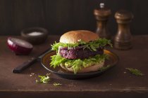 Veggie burger with beetroot patty — Stock Photo
