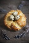 Vue rapprochée de la couronne de pâte de levure avec des œufs de caille pour Pâques — Photo de stock
