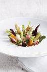 Verschiedenes Gemüse steht aufrecht auf einem Teller — Stockfoto