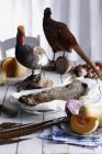 Un arreglo otoñal de caza muerta y verduras - foto de stock