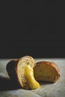 Croissant recheado com creme — Fotografia de Stock