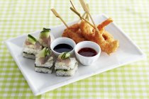 Pepino e sushi de peixe — Fotografia de Stock