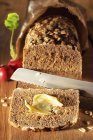 Хлеб нож и редис — стоковое фото