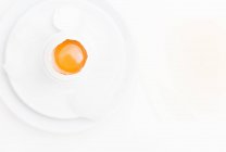 Uovo crudo su piatto bianco — Foto stock