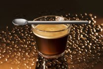Bicchiere di espresso con cucchiaio — Foto stock