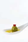 Aceitunas rellenas en aceite de oliva - foto de stock