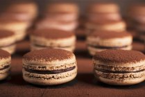 Macarons au chocolat en rangée — Photo de stock