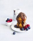 Pasteles con chocolate caliente - foto de stock
