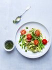 Спагетти с зеленой спаржей — стоковое фото