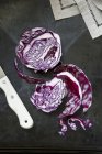 Sliced red cabbage and knife — Stock Photo
