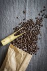 Café en grains renverser — Photo de stock