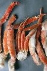 Gros plan vue du dessus des pattes congelées de crabe royal de l'Alaska — Photo de stock