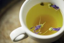 Гарячий трав'яний чай в чашці — стокове фото
