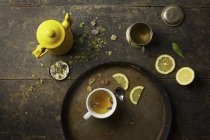 Té de hierbas y limón - foto de stock