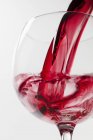 Красное вино наливают в бокал — стоковое фото