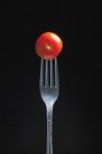 Tomates cerises fraîches à la fourchette — Photo de stock