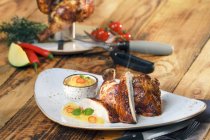 BBQ chicken with mango and chilli chutney and a sweet gin marinade — Stock Photo