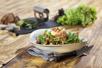 Тарілка з листям салату — стокове фото