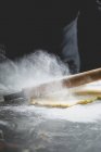 Vue rapprochée de la farine sur une surface de travail avec un rouleau à pâtisserie et une pâte courte croûte — Photo de stock