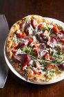 Pizza mit Schinken auf Teller — Stockfoto