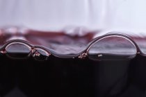 Burbujas en vino tinto - foto de stock