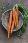 Paquete de zanahorias en tazón - foto de stock