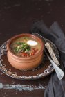 Пізній суп в теракотовій мисці — стокове фото