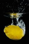 Лимон падає у воду — стокове фото