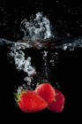 Полуниця падає у воду — стокове фото