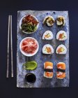 Sushi Maki et nigiri sur plateau — Photo de stock