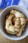 Tazón de croissants caseros - foto de stock