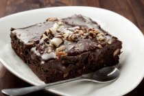 Brownie con glaseado de chocolate - foto de stock