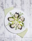 Крупный план листьев салата с креветками, горчицей и каперсами — стоковое фото