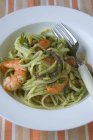 Linguine pasta with prawns — Stock Photo