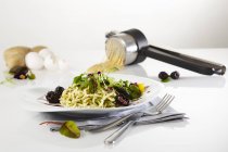 Noodles with herbal salad and blackberries — Stock Photo