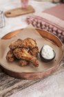 Primo piano vista di pollo fritto croccante con salsa su carta — Foto stock