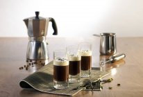 Bodegón con espresso en vasos - foto de stock