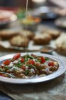 Salat und tröpfchenweise Olivenöl — Stockfoto