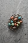 Ovos de Páscoa em cesta de arame — Fotografia de Stock