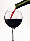 Червоне вино наливають у склянку — стокове фото