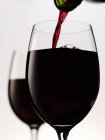 Наливая красное вино в бокал — стоковое фото