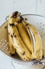 Перезрелые бананы в дуршлаге — стоковое фото