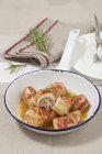 Vue surélevée de Fagottini di pollo avec romarin et bacon — Photo de stock