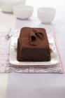 Vue rapprochée de Mattonella al cioccolato gâteau au chocolat italien sur plaque — Photo de stock