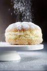 Donut polvilhado com açúcar de confeiteiro — Fotografia de Stock