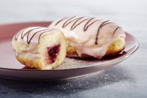 Donuts mit Marmelade und Zuckerglasur — Stockfoto