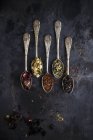 Vista superior de cinco tipos de té en cucharas vintage - foto de stock