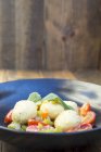 Gnocchi mit Tomaten auf Teller — Stockfoto